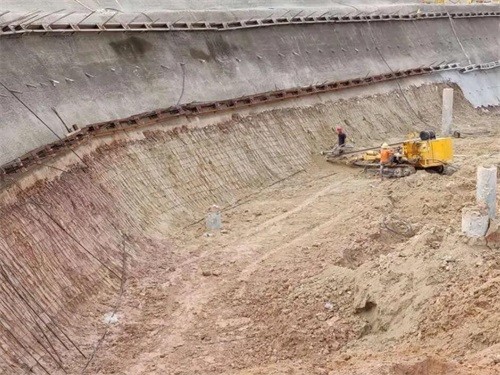 若尔盖基坑边坡加固